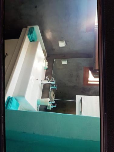 łazienka z 2 umywalkami i lustrem w obiekcie Irineos apartment's w mieście Patmos