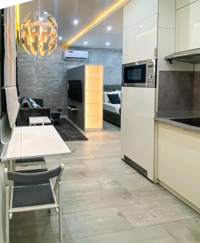 Кухня или мини-кухня в GidiStays - Zen Studio Apartment - The Courtyard Lekki 1
