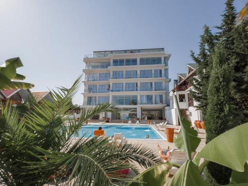 Der Swimmingpool an oder in der Nähe von Grand Hotel Sukhum Resorts