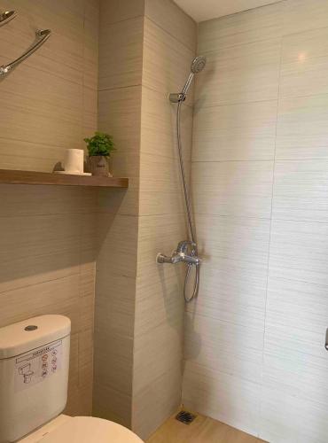 Bilik mandi di Daymentroom Apartemen R711 2 BR Pasteur Bandung
