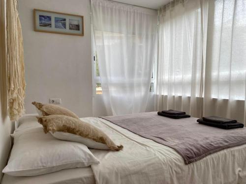 アリカンテにあるStudio Cataluña, 19のベッドルーム1室(枕付きのベッド1台、窓付)