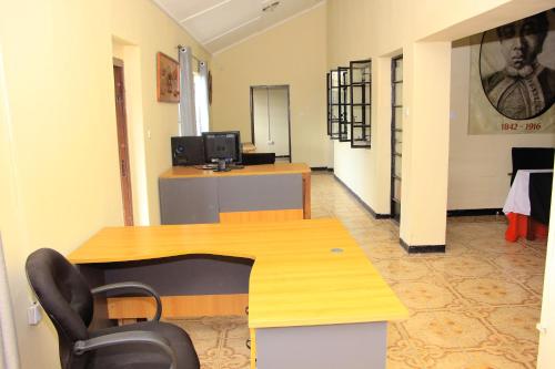 ein Büro mit einem Schreibtisch und einem Stuhl in einem Zimmer in der Unterkunft Namishukwe House in Mongu