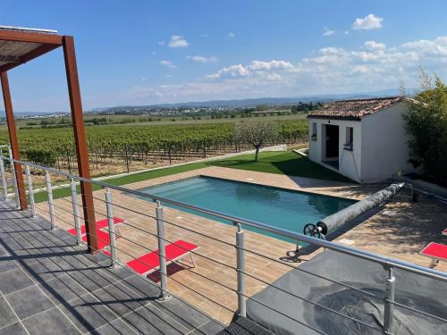 - une piscine sur la terrasse d'une maison dans l'établissement La Moulinière, à Pennautier