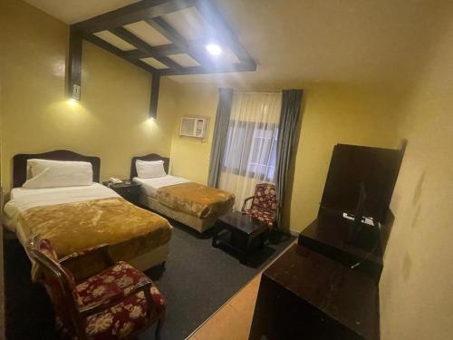 Llit o llits en una habitació de Al Orouba Hotel