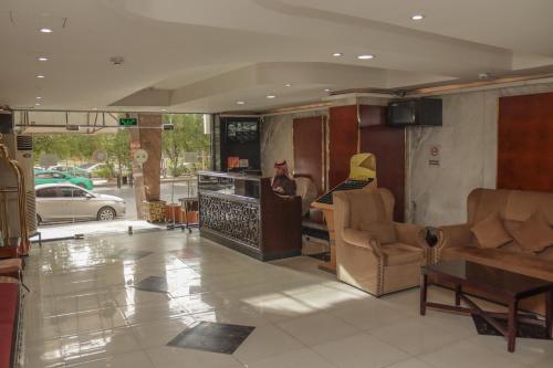 فندق بيت العروبة في الرياض: لوبي وكراسي وطاولة في مبنى