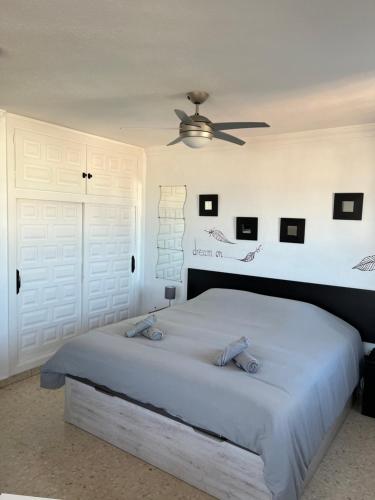 - une chambre avec un grand lit et un ventilateur de plafond dans l'établissement Palm Beach 7th - La Carihuela, à Torremolinos