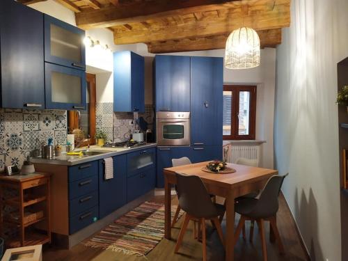 een keuken met blauwe kasten en een houten tafel bij Benessere e Beatitudine dei 4 elementi in Macerata