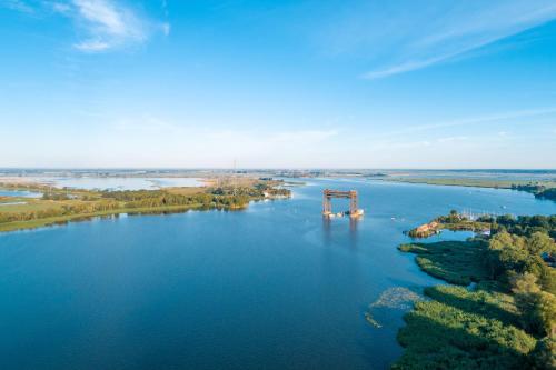 una vista aerea di un ponte sul fiume di Hafenresort Karnin _ Hausboot Silv a Karnin