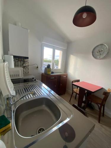 - une cuisine avec un évier au milieu d'une pièce dans l'établissement Studio n3 avec place de parking gratuite, à Yzeure