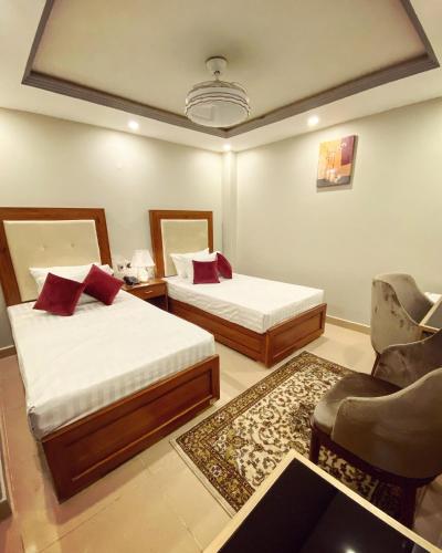 Ένα ή περισσότερα κρεβάτια σε δωμάτιο στο Grand Luxury Hotel Multan