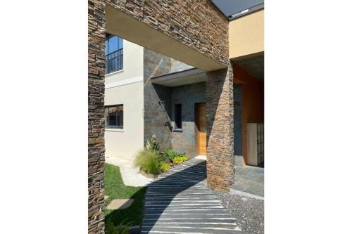 ceglany dom z przejściem przed nim w obiekcie La Villa Des Trois Pins w mieście Andernos-les-Bains