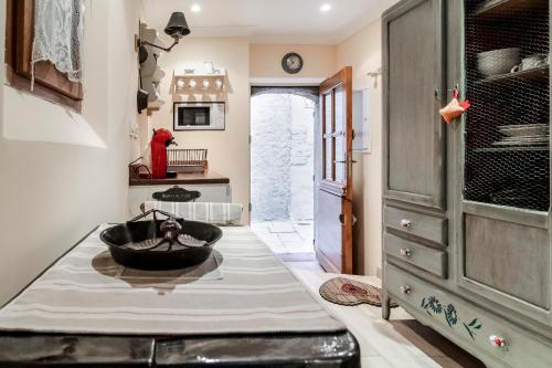 - une cuisine avec un bol au-dessus d'un comptoir dans l'établissement La Petite Maison de Villecroze, à Villecroze