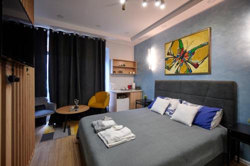 ein Schlafzimmer mit einem Bett mit Handtüchern darauf in der Unterkunft VANIMI lux apartmani in Kikinda