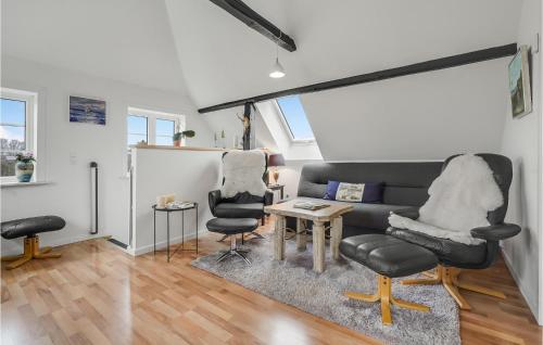 een woonkamer met 2 stoelen en een bank bij Nice Apartment In Haderslev With House Sea View in Haderslev