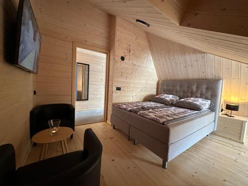 Un dormitorio con una cama en una habitación de madera. en Apartament Krystynka Giewont, en Poronin