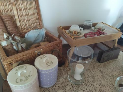 Casa Ghirthalos في نوورو: مجموعة من العناصر التي تجلس على طاولة