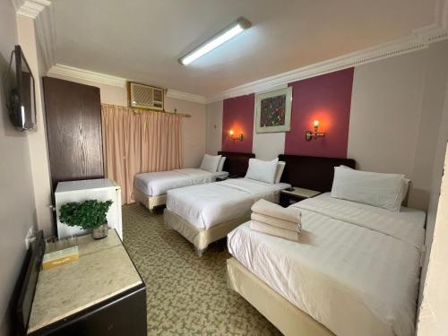 亞喀巴的住宿－Dweik Rooftop，酒店客房,设有两张床和一张沙发