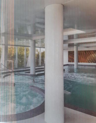 - une grande piscine dans un grand bâtiment avec colonnes dans l'établissement Studio 