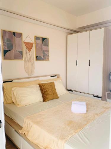 The Celandine by DMCI tesisinde bir odada yatak veya yataklar