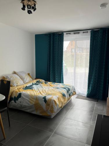 - une chambre avec un lit et une grande fenêtre dans l'établissement Blu'in - Mérignies, à Mérignies