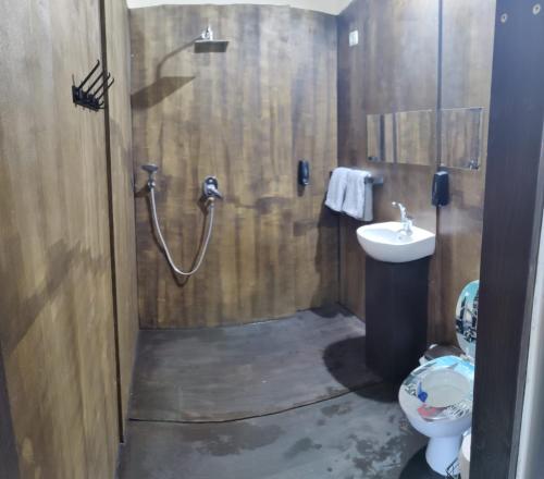 a bathroom with a shower and a toilet and a sink at הצימר של נוף הגבעה זכרון in Zikhron Ya‘aqov