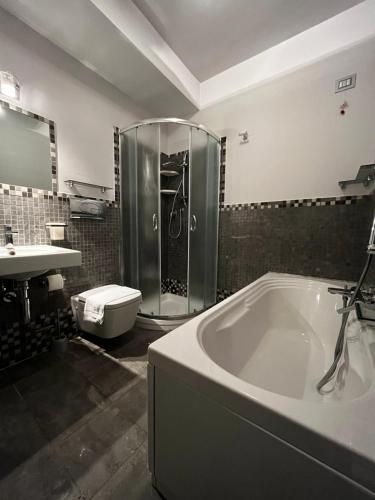 焦約薩馬雷阿的住宿－Sei ottavi，带浴缸、淋浴和盥洗盆的浴室