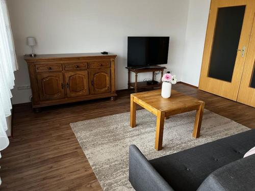 ein Wohnzimmer mit einem Couchtisch und einem TV in der Unterkunft Ferienwohnung Makar in Burladingen