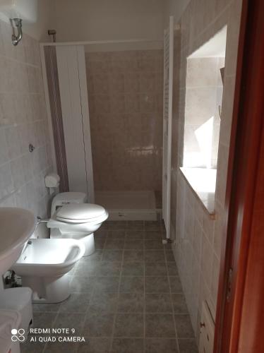 a bathroom with two toilets and a sink and a tub at Lovely 1-Bed Apartment in Gallinaro in Gallinaro