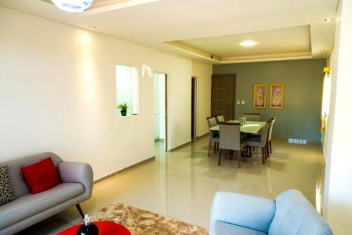 una sala de estar con un sofá y una mesa en Edificio Mia Victoria, en Oberá