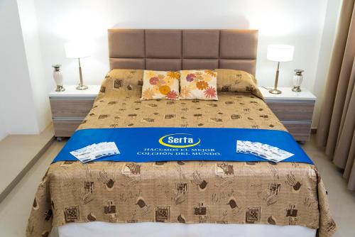 uma cama num quarto com uma caixa azul em Edificio Mia Victoria em Oberá
