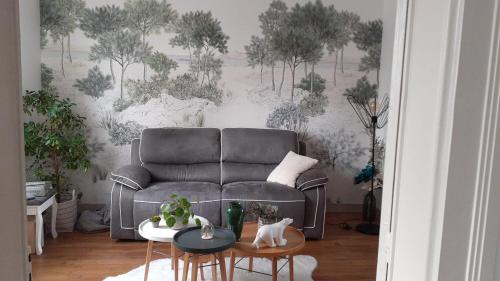 un salon avec un canapé, une table et des chaises dans l'établissement Chambre d'hôte 24 Heures du Mans 2025, au Mans