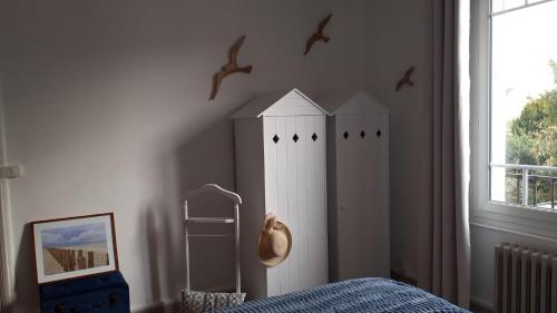 une chambre avec un lit blanc et une fenêtre dans l'établissement Chambre d'hôte 24 Heures du Mans 2025, au Mans