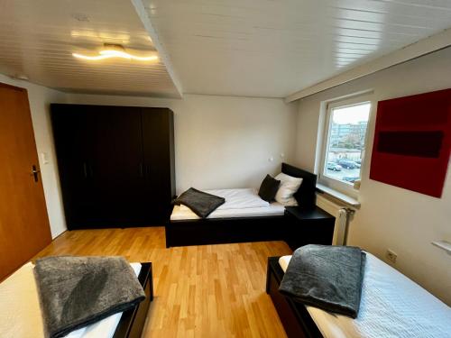 Cette petite chambre comprend un lit et une fenêtre. dans l'établissement OhPardon! GAILDORF - DG Wohnung, Garten, Smart-TV, à Gaildorf