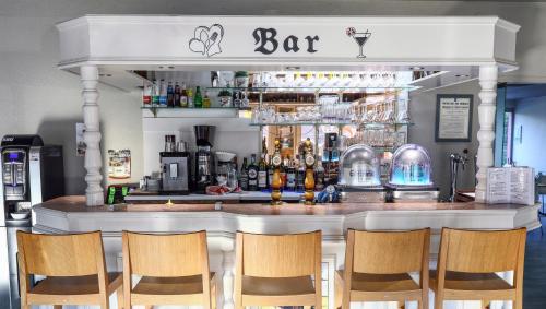 Ο χώρος του lounge ή του μπαρ στο The Originals City, Hôtel Mulhouse Est