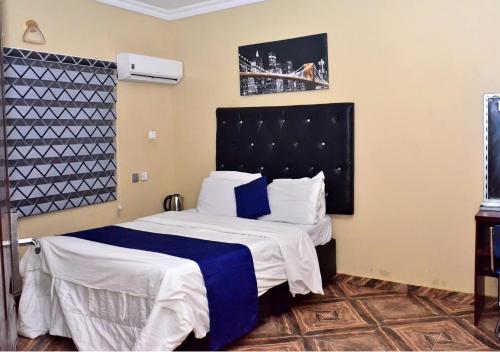 24-7 Electricity Agore Hotels and Suites Ltdにあるベッド