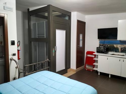 a room with a bed and a fish tank in it at La Luna e il Sole in Barletta