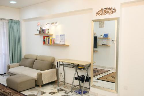 ein Wohnzimmer mit einem Sofa und einem Tisch in der Unterkunft Puteh Homestay in Shah Alam