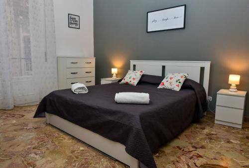 A bed or beds in a room at Amaryllis Apartments
