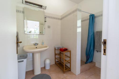 Ένα μπάνιο στο Bungalows Do Amparo