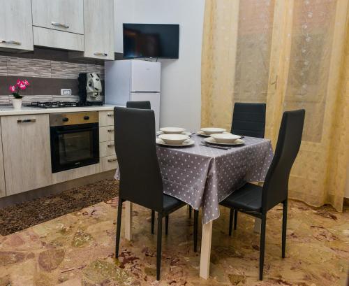 A kitchen or kitchenette at Amaryllis Apartments