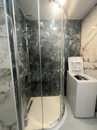 uma cabina de duche na casa de banho com WC em Studio "Victoria" em Burgas