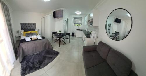 杰米斯顿Marielitsa Guest Suite No 3的一间卧室配有一张床、镜子和一张沙发