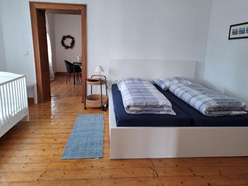 1 cama con 2 almohadas en una habitación en Alte Schule Steinen, en Steinen