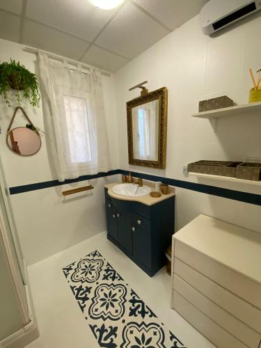 a bathroom with a sink and a mirror at Casa Mario & Amaya in Riumar