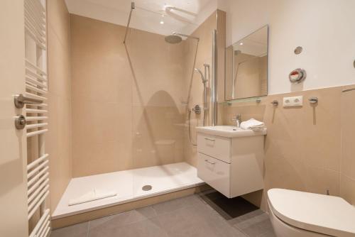y baño con ducha, aseo y lavamanos. en Seehof 34, en Bansin
