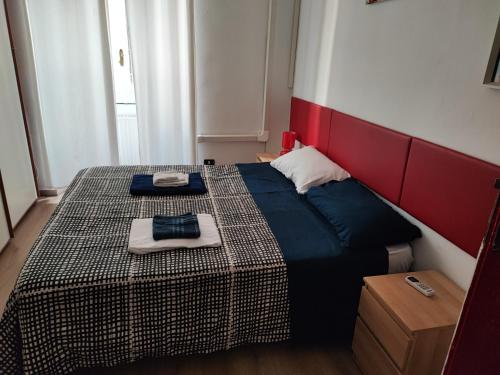 ローマにあるTurati Houseのベッドルーム1室(赤いヘッドボード付きのベッド1台付)