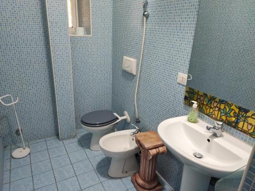 ein Bad mit einem WC und einem Waschbecken in der Unterkunft Turati House in Rom
