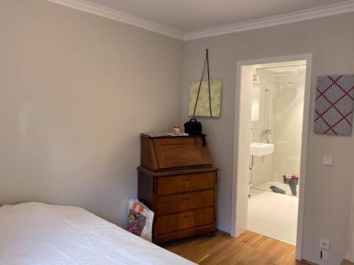 1 dormitorio con 1 cama, vestidor y baño en Steinfirst Private House en Sinntal
