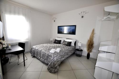 sypialnia z łóżkiem, biurkiem i oknem w obiekcie Gan Eden B&B w mieście Monterenzio