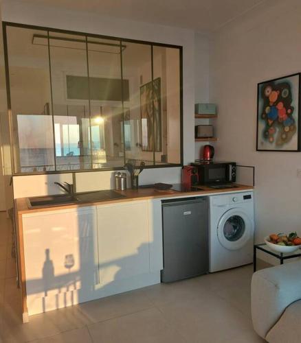 une cuisine avec un évier et une machine à laver dans l'établissement Nice Promenade des Anglais Vue Mer, à Nice